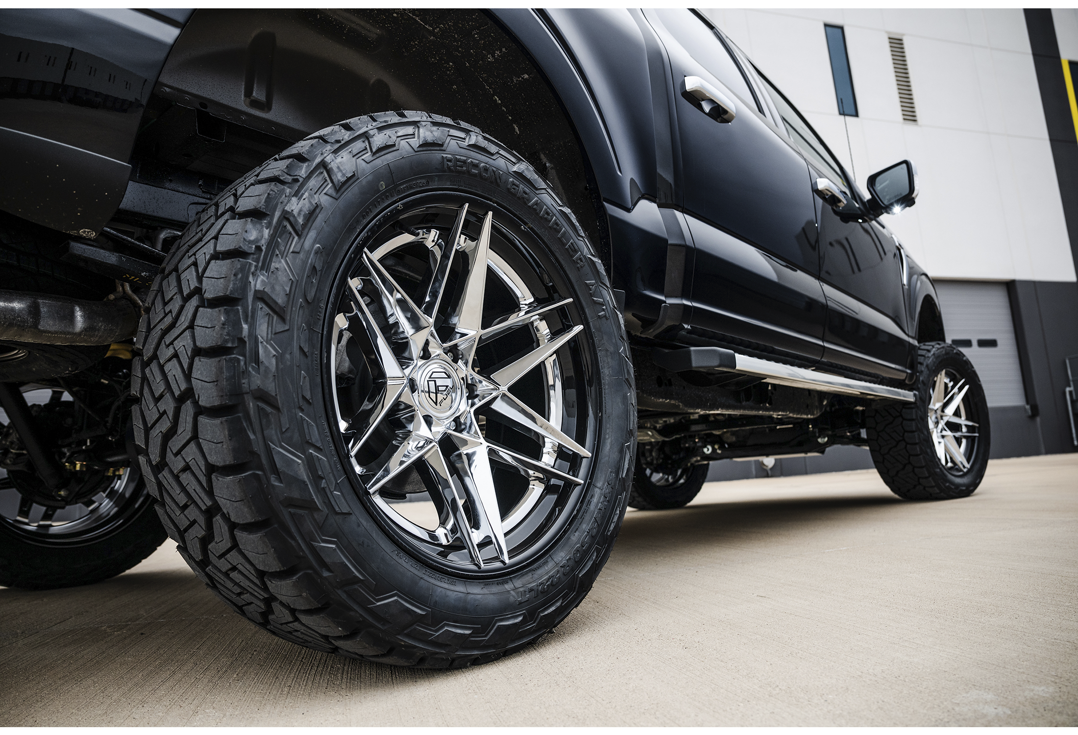 Fuel Off-Road Flight Wheel in Matte Black with Gloss Black Lip